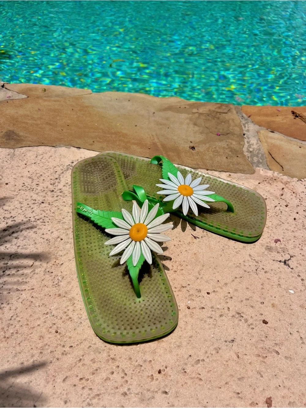1970’s Vintage Daisy Flip Flop Sandals